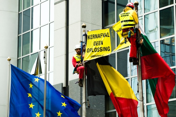 Greenpeace blocks European Parliament with nuclear waste.