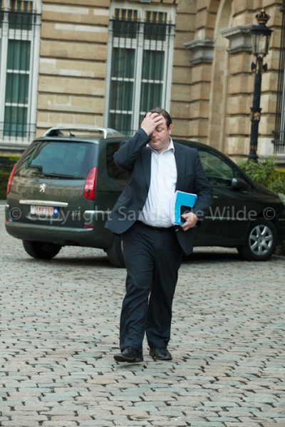 Bart de Wever leaving his car for the latest talks on a new government