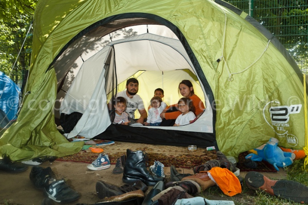 kamperen er weer asielzoekers in tentjes